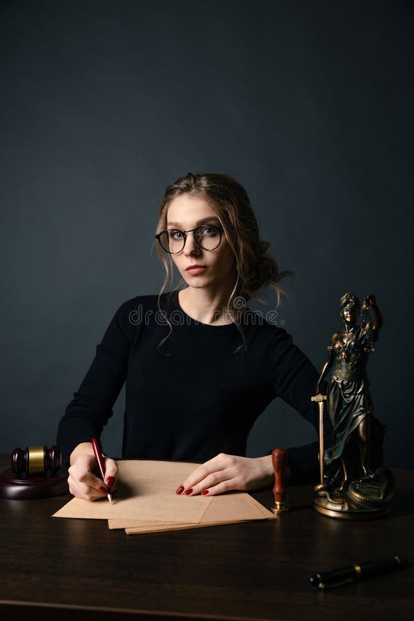 Prawnik kobiet biznesowy pracować i notariusz podpisujemy dokumenty przy biurem konsultanta prawnik, sprawiedliwość i prawo, adwo obraz royalty free Prawnik kobiet biznesowy pracować i notariusz podpisujemy dokumenty przy biurem konsultanta prawnik, sprawiedliwość i prawo, adwo obraz royalty free