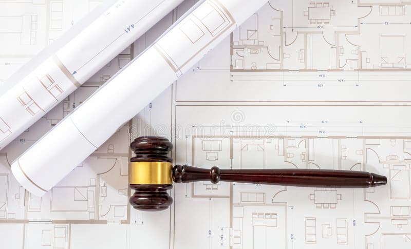 Prawo budowlane. sędzia gavel o planach budowy planu ogólnych obrazy stock