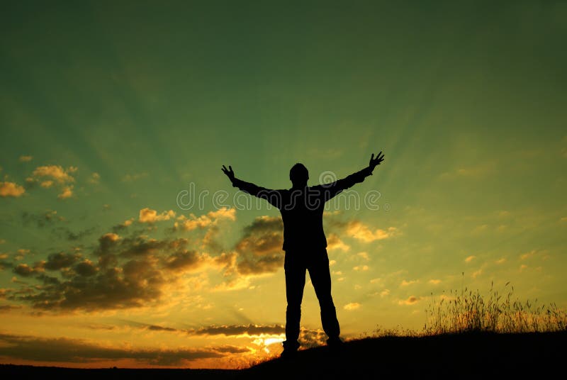 Ein Mann macht mit seinen morgendlichen Gebet, hielt seine Arme nach oben, die Sonne.