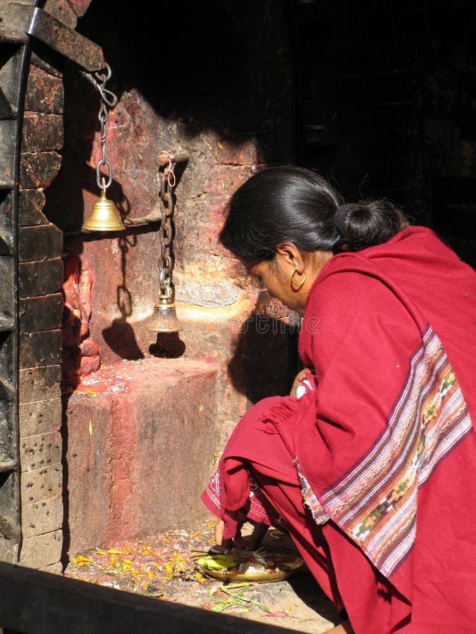 Buddista una donna prega altare,.