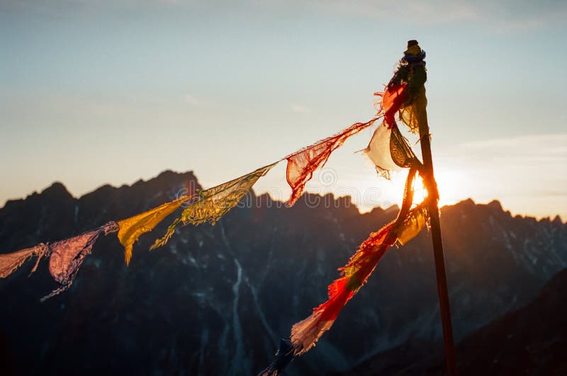 Modliace sa zástavy na Rysoch pri západe slnka