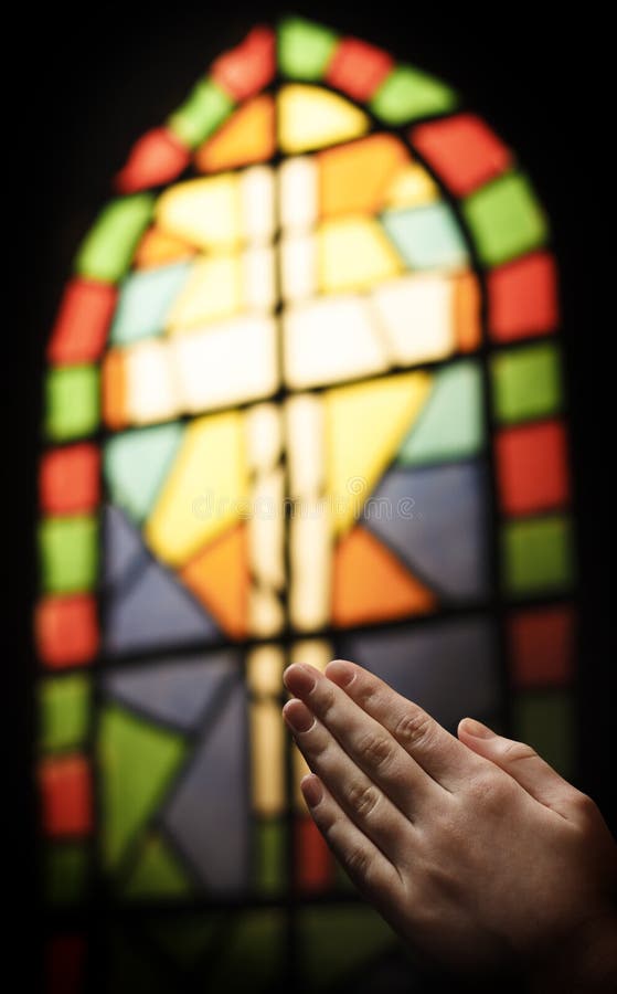 Giovani womans mani giunte, In preghiera davanti alla finestra della chiesa.