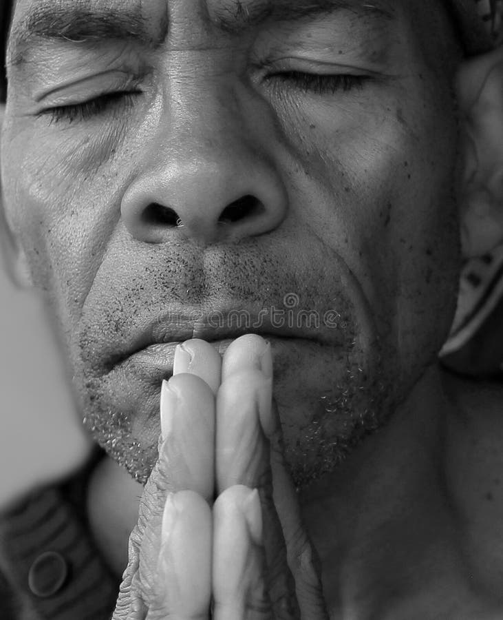 Negro hombre ora sobre el manos común caribe hombre ora fotos del tipo banco de fotos banco de fotos tipo foto.