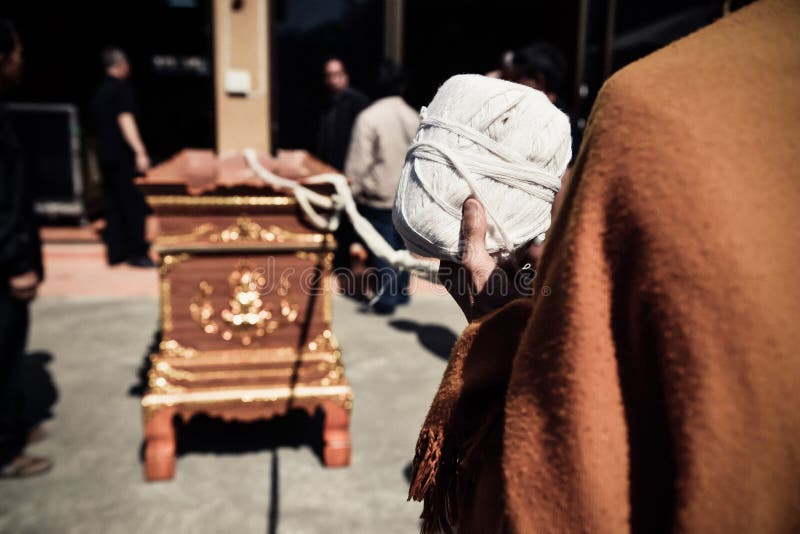 Prayingl тайского монаха буддизма религиозное для кремации Cor стоковое изображение rf Prayingl тайского монаха буддизма религиозное для кремации Cor стоковое изображение rf