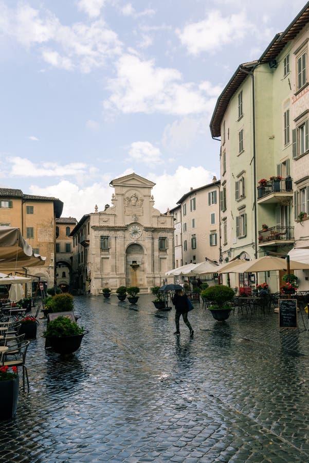 Praça medieval italiana tradicional e edifícios no centro histórico da bela cidade de Spoleto, na Região da Úmbria, Itália imagens de stock