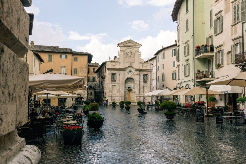Praça medieval italiana tradicional e edifícios no centro histórico da bela cidade de Spoleto, na Região da Úmbria, Itália fotos de stock