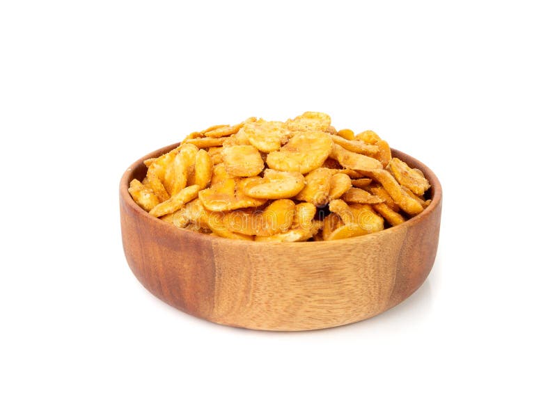 Prażone szerokie fasolki przekąsić izolowane smażone vicia faba spicy legume chrupiące duże chipsy fasolowe do sałatek fotografia royalty free