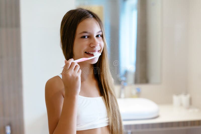 Pre tonårig flicka i hotellbadrummet arkivfoton Pre tonårig flicka i hotellbadrummet arkivfoton