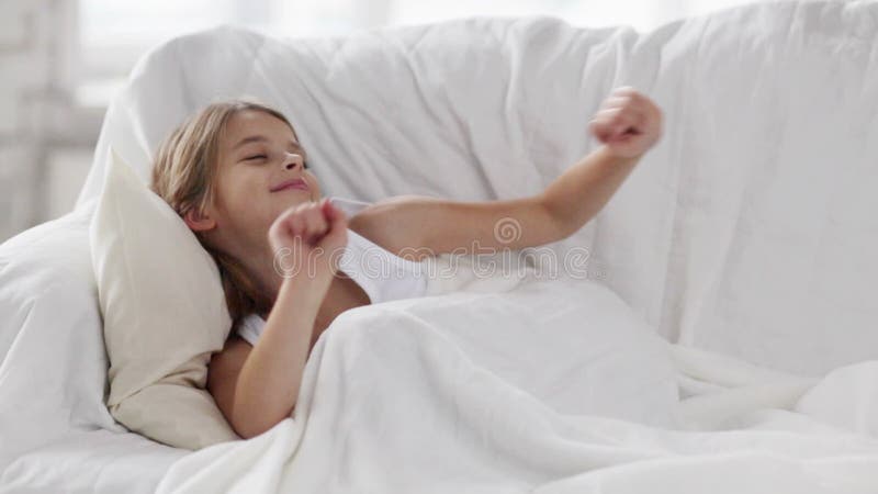 Pre-tonårig flicka som hemma sover arkivfilmer