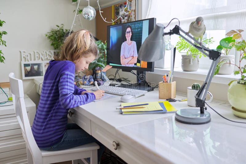 Preadolescente aprendiendo matemáticas en línea usando computadora de uso doméstico foto de archivo