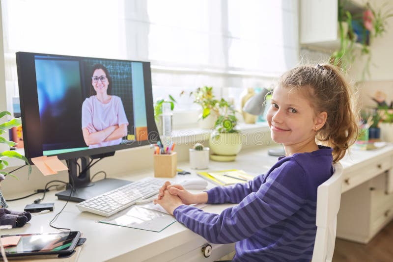 Preadolescente aprendiendo matemáticas en línea usando computadora de uso doméstico fotografía de archivo libre de regalías