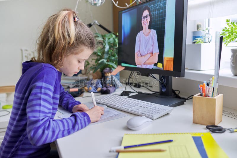 Preadolescente aprendiendo matemáticas en línea usando computadora de uso doméstico fotografía de archivo libre de regalías