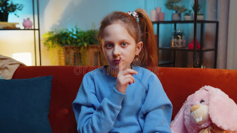 Preadolescente Niña Presiona El Dedo a Los Labios Hace Silencio Silencio Silencio Señal No Decir Chismes Secreto Almacen De Video - Vídeo de confidencial, silencioso: 326226877