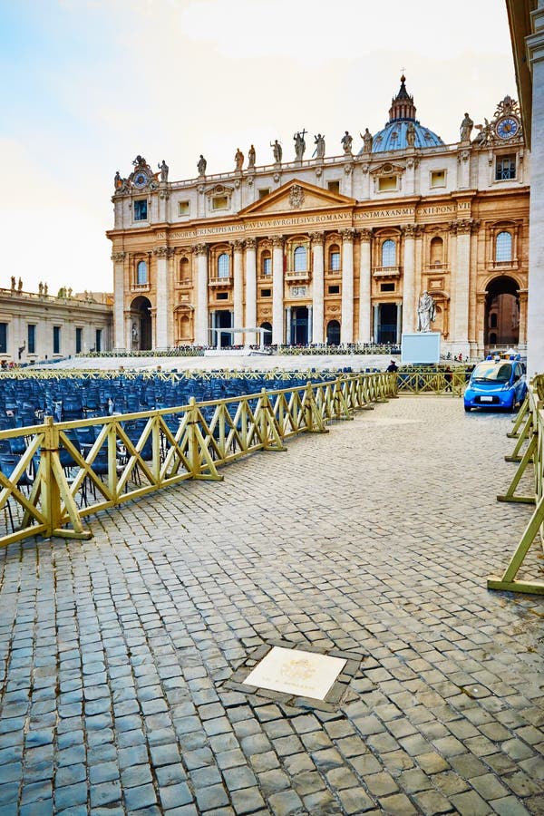 Precies duidelijke plaats op vierkant van St Peter in het Vatikaan, Rome, Italië waar de moord van Paus John Paul II gebeurde royalty-vrije stock foto Precies duidelijke plaats op vierkant van St Peter in het Vatikaan, Rome, Italië waar de moord van Paus John Paul II gebeurde royalty-vrije stock foto