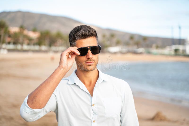 Archivo Senado Mentalmente Precioso Hombre Elegante Con Camisa De Moda Y Gafas De Sol Caminando En La  Playa Foto de archivo - Imagen de fashionable, relaje: 212182576