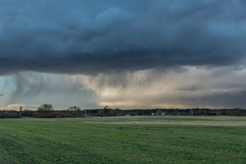 Precipitaciones Con Nubes Oscuras Sobre Pradera Verde Imagen de archivo -  Imagen de pasto, verde: 211458911
