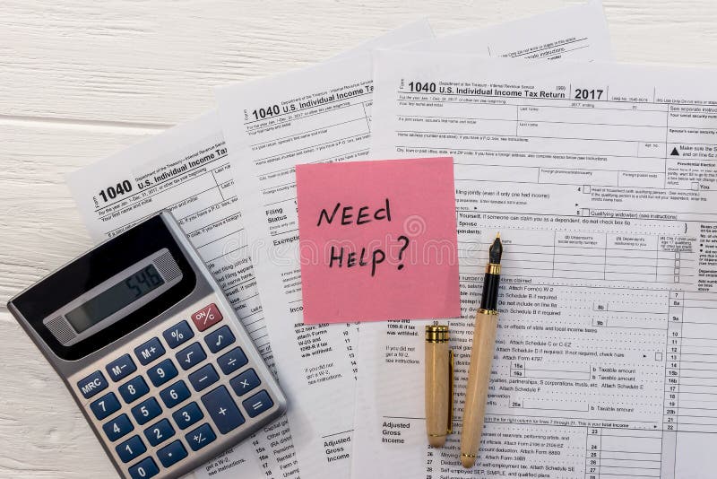 Precisa de texto de ajuda no formulário 1040 com caneta e calculadora fotografia de stock