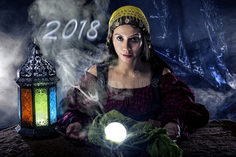 Predicting New Year psíquico 2018 fotografía de archivo libre de regalías Predicting New Year psíquico 2018 fotografía de archivo libre de regalías