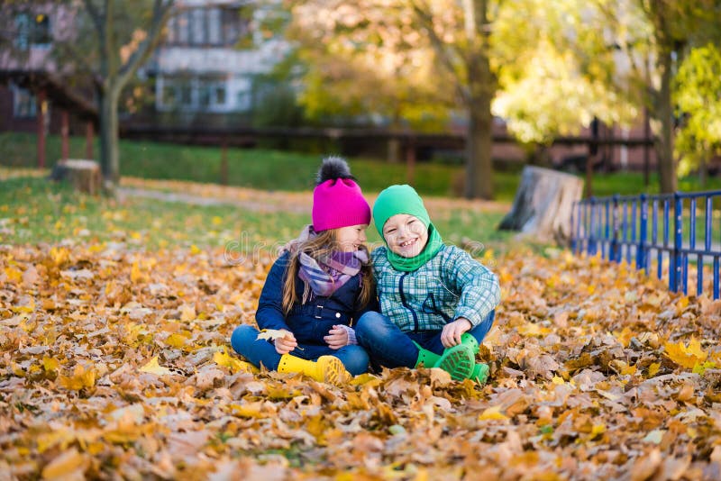 Preeti bambini abbracciati e sorridi al parco autunnale fotografia stock