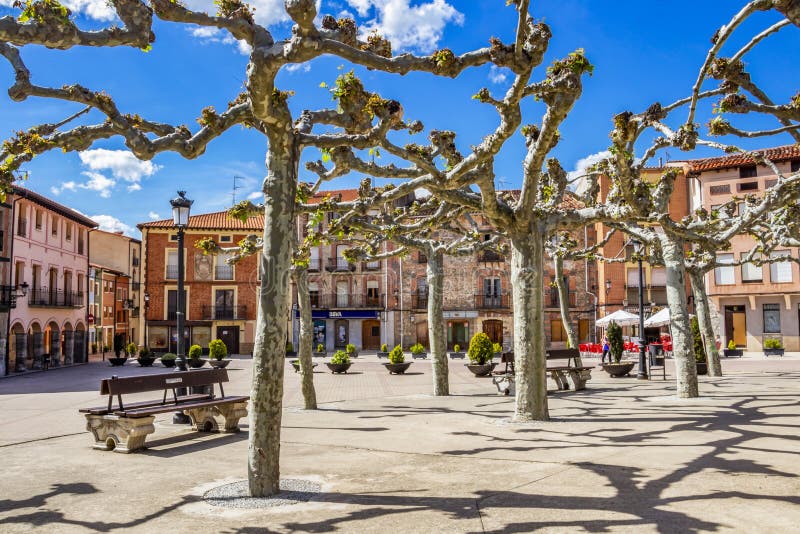 Prefeito da plaza ou quadrado principal em Belorado, Burgos, Castilla y Leon, Espanha imagens de stock Prefeito da plaza ou quadrado principal em Belorado, Burgos, Castilla y Leon, Espanha imagens de stock