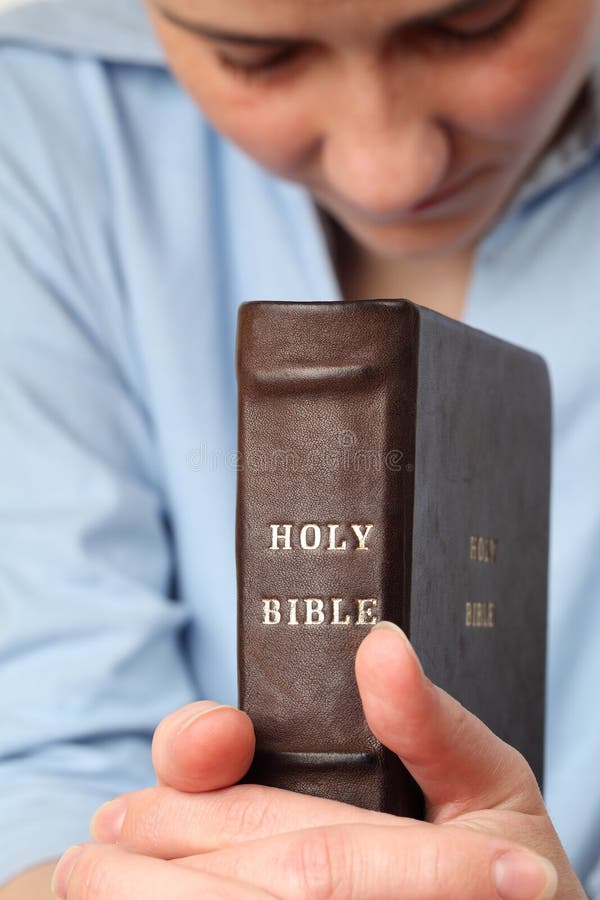 Pregando con la bibbia immagini stock libere da diritti Pregando con la bibbia immagini stock libere da diritti