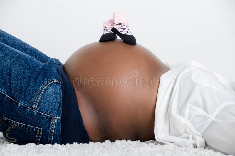 Una maternità ritratto di una donna a nove mesi, insieme a la sua gravidanza.