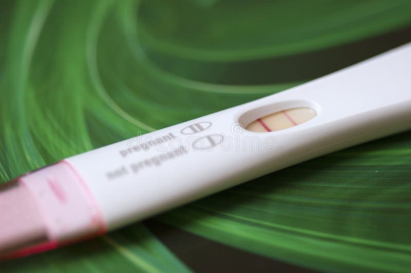 Primo piano del test di gravidanza dispositivo.