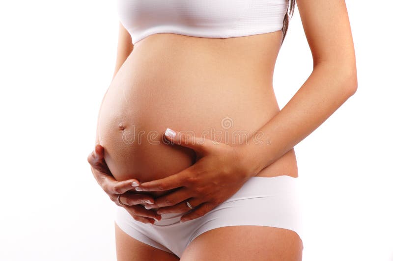 Una donna incinta è in possesso di sua pancia.