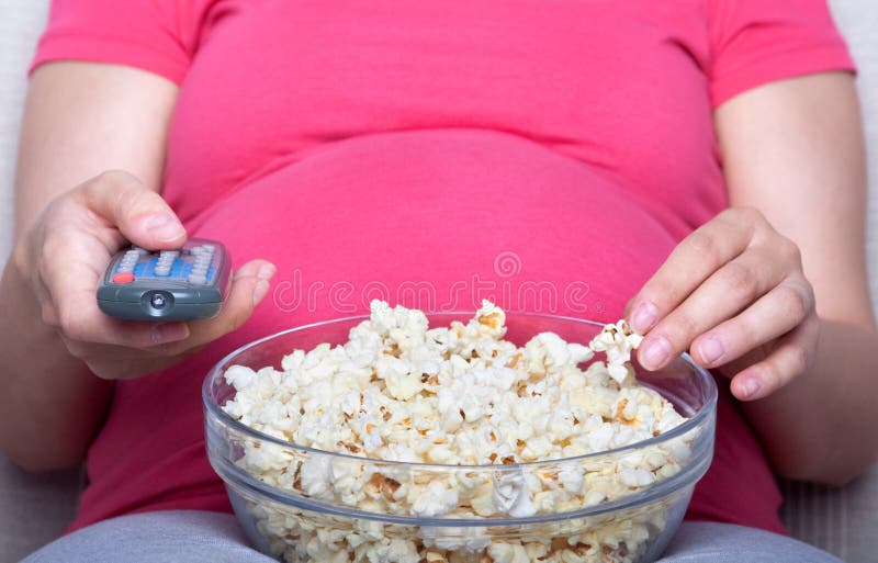 pregnant television watching woman στοκ φωτογραφία pregnant television watching woman στοκ φωτογραφία