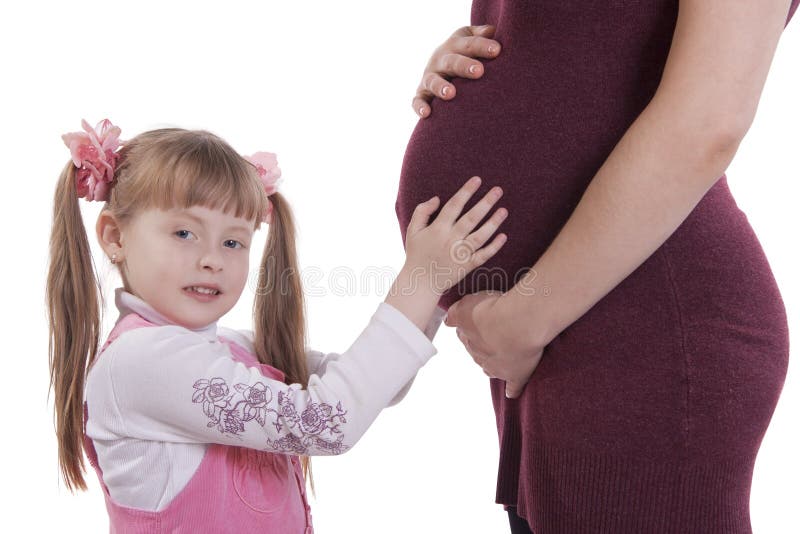 Дочь трогает маму. Девочка трогает пупок беременной мамы. В ожидании Дочки. Дочь трогает живот беременной. Девочка трогает живот мамы.