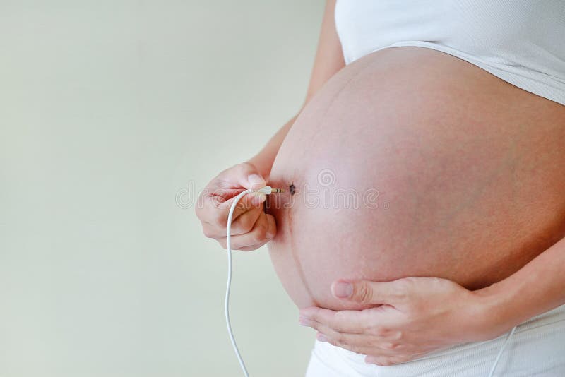 Музыка малышу в животике слушать. Беременный живот прослушивание. СЛУШАЮТ трубкой живот беременной. Трубка которой СЛУШАЮТ животик. Животик слушать.