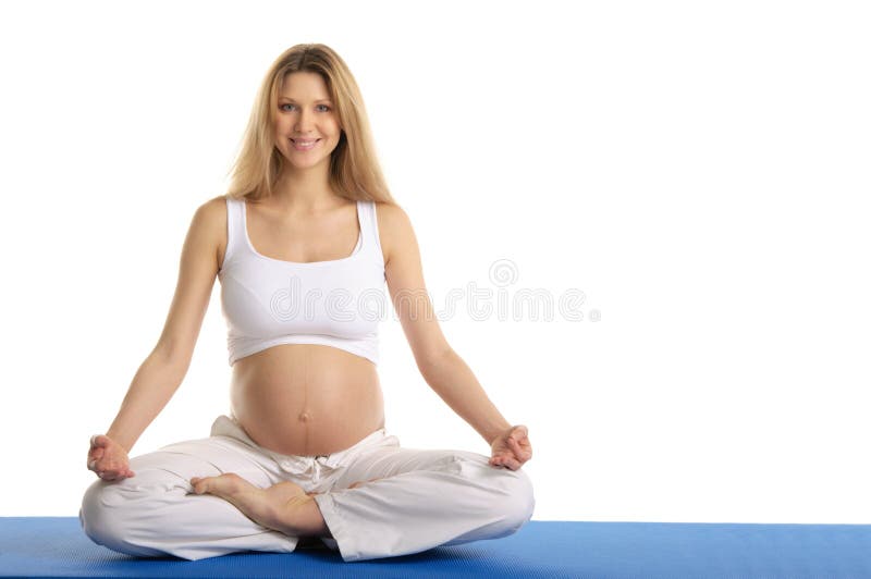 Donna incinta a praticare yoga, seduto isolato su bianco.