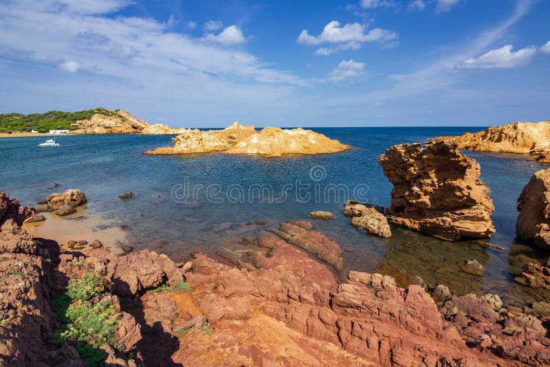 Pregonda-stranden i norr om menorca spain royaltyfri bild