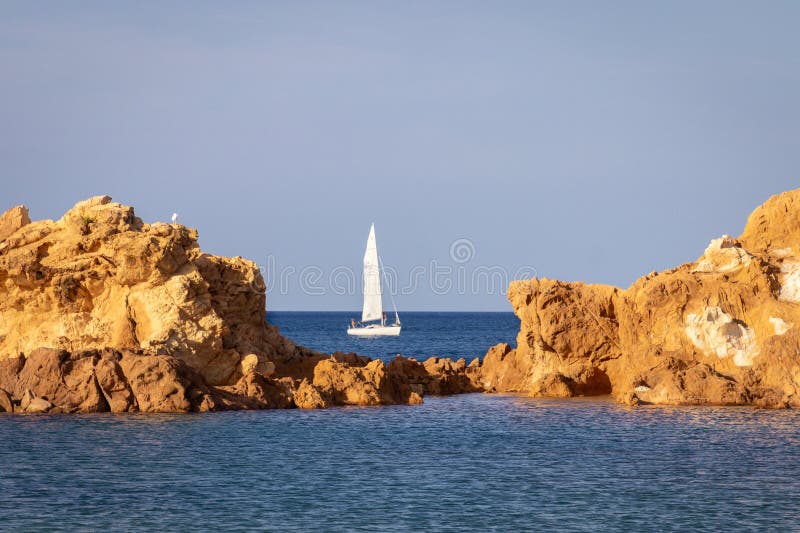 Pregonda-stranden i norr om menorca spain royaltyfri fotografi