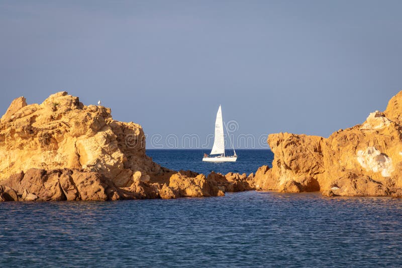 Pregonda-stranden i norr om menorca spain arkivfoton