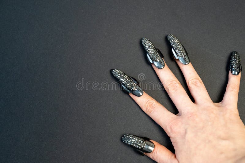 Mão feminina com linda manicure e anéis