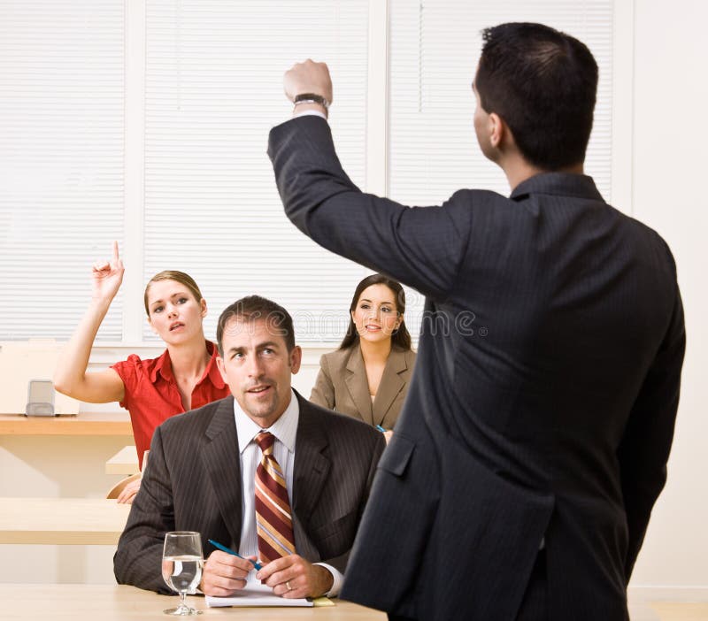 Preguntas de contestación del hombre de negocios en la reunión imagenes de archivo Preguntas de contestación del hombre de negocios en la reunión imagenes de archivo