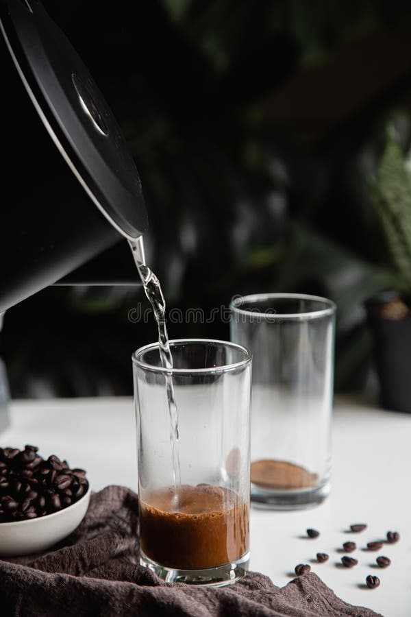 Pregătirea mâinii folosind Ceainicul turnând apă caldă în cană de cafea instant Preparată acasă Cafea Espresso la domiciliu Vertic stock photography