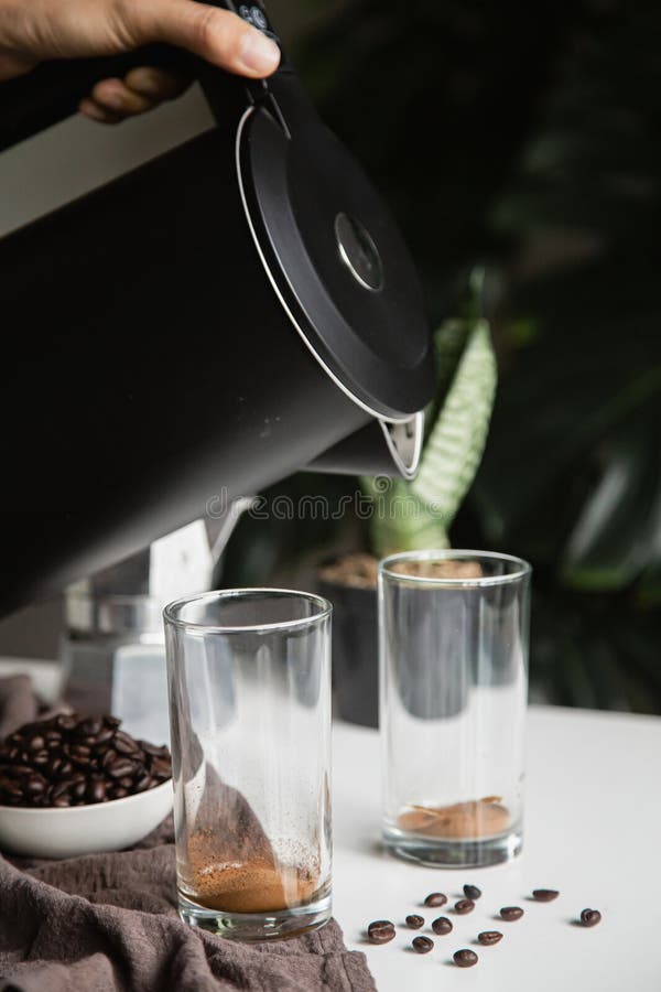 Pregătirea mâinii folosind Ceainicul turnând apă caldă în cană de cafea instant Preparată acasă Cafea Espresso la domiciliu Vertic stock photo