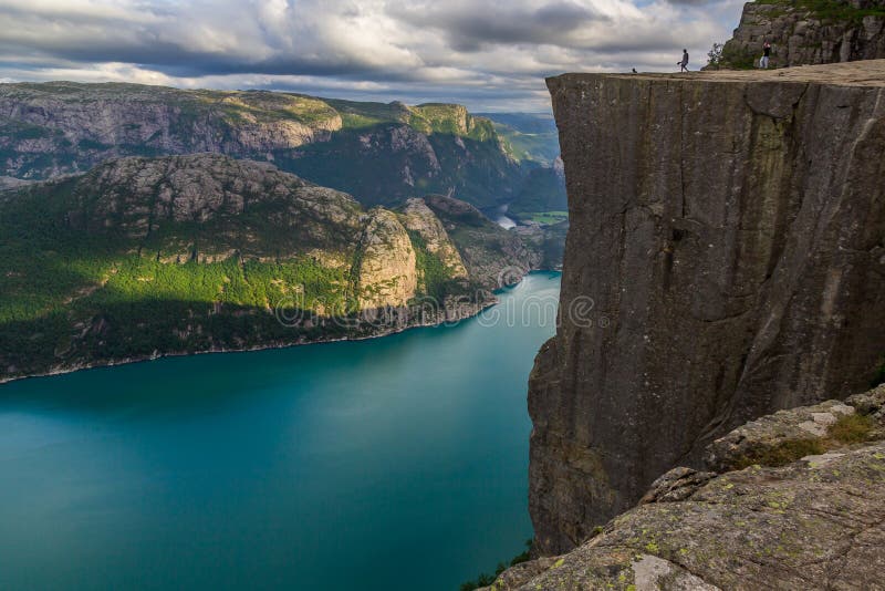 Preikestolen alebo Prekestolen Kazateľov, Kazateľnica alebo Kazateľnica Rock je známa turistická atrakcia v obci Forsand v Rogaland, Nórsko.