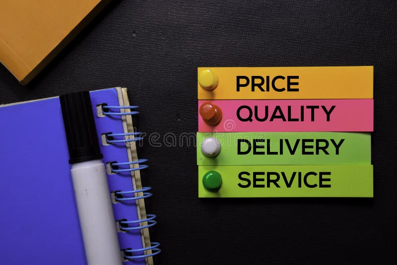 Preis, Qualität, Lieferung, Service-Text auf den klebrigen Anmerkungen lokalisiert auf schwarzem Schreibtisch Mechanismus-Strateg lizenzfreie stockfotos Preis, Qualität, Lieferung, Service-Text auf den klebrigen Anmerkungen lokalisiert auf schwarzem Schreibtisch Mechanismus-Strateg lizenzfreie stockfotos