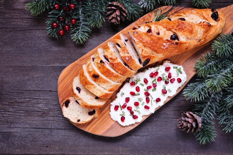 Preiselbeerbaguette mit Granatapfelkäse stockfoto
