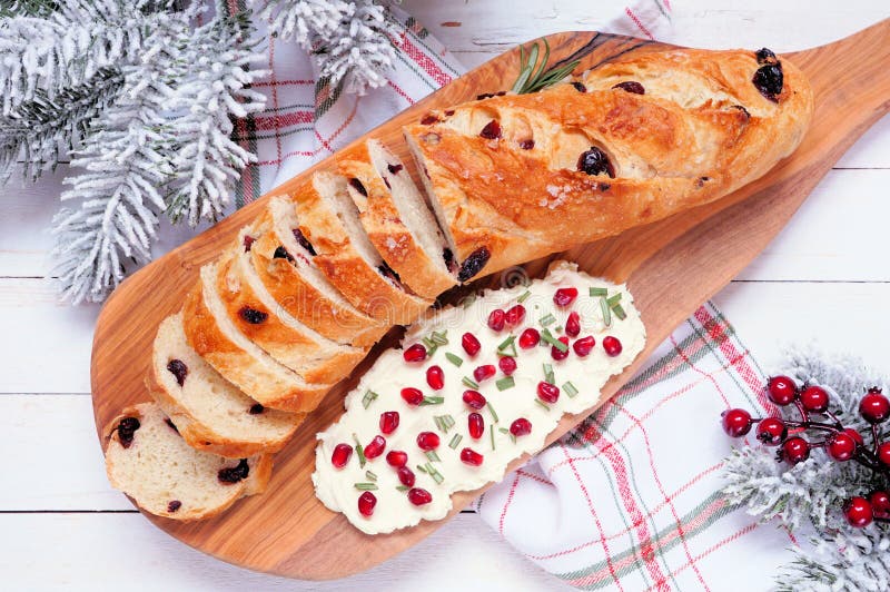 Preiselbeerbaguette mit Granatapfelkäse stockfotos