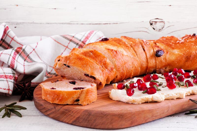 Preiselbeerbaguette mit Granatapfelkäse. Tischszene auf weißem Holzboden. lizenzfreie stockfotografie