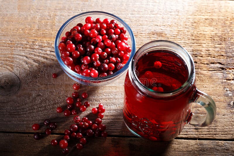 Preiselbeersaft in einem Glas lizenzfreie stockfotografie