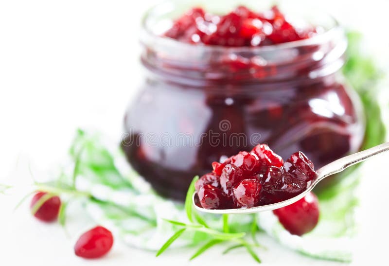 Preiselbeersoße im Glasglas lizenzfreies stockfoto
