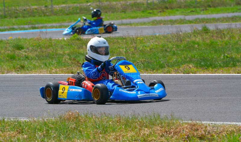 PREJMER, BRASOV, ROUMANIE - 3 MAI : Pilotes inconnus concurrençant dans le championnat national de Karting Dunlop 2015, le 3 mai photographie stock libre de droits PREJMER, BRASOV, ROUMANIE - 3 MAI : Pilotes inconnus concurrençant dans le championnat national de Karting Dunlop 2015, le 3 mai photographie stock libre de droits