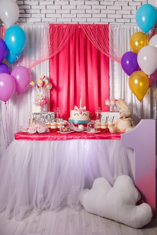 Table De Bonbons Pour La Fête D'anniversaire Des Enfants En Turquoise Et  Violet Un Sentiment De Joie De Fête De Beaux Bonbons