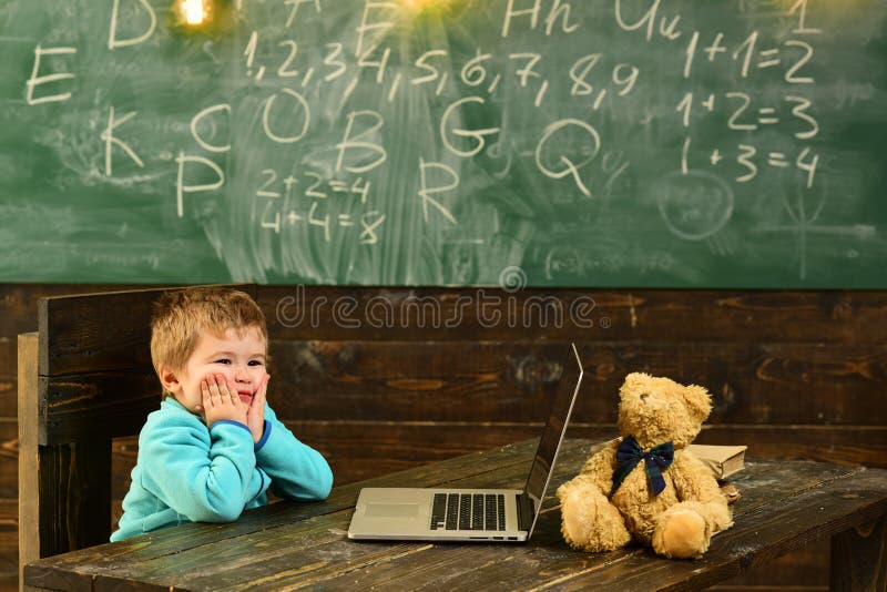 Enfant d'école utilisant un ordinateur portable. École enfant de 7