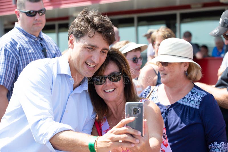 Premier ministre canadien Justin Trudeau Posing de Selfie photo stock Premier ministre canadien Justin Trudeau Posing de Selfie photo stock